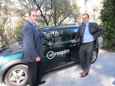De izquierda a derecha:Arturo Pérez de Lucia, de esmartcity y Philippe Remise, socio fundador de Respiro Car Sharing.
