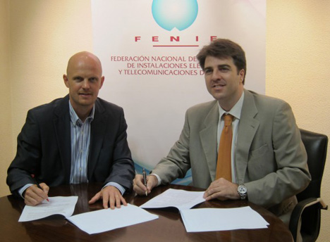 De derecha a izquierda, Antonio González Herández, secretario general-gerente de Fenie, y Stefan Junestrand, director general de Casadomo Soluciones, firman el acuerdo para la promoción de eDoceo 2010