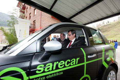El diputado general de Gipuzkoa, Markel Olano, y el alcalde de Ataun, Bittor Oroz, al volante de uno de los vehículos eléctricos del servicio Sarecar.