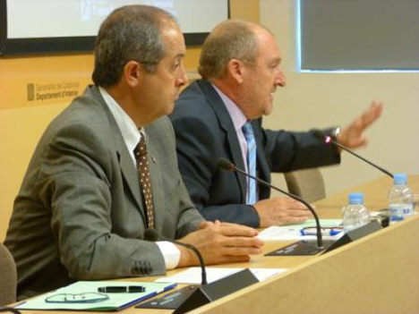 El consejero de Interior del gobierno de Cataluña, Felip Puig, acompañado del director del Servicio Catalán de Tráfico, Joan Aregio