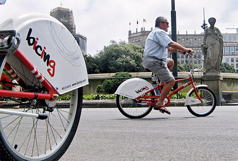 Usuarios del servicio Bicing de alquiler público de bicicletas de Barcelona