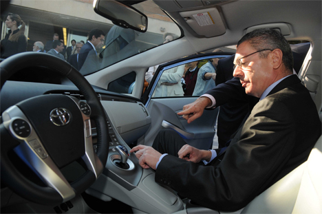 El Alcalde de Madrid probando un vehículo durante la presentación.