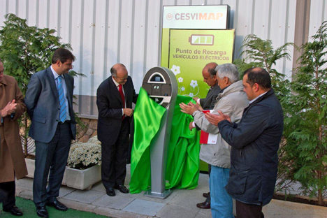 Inauguración del primer poste de regarga de la ciudad, situado en las instalaciones de CESVIMAP.