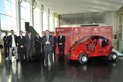 El presidente del Gobierno de La Rioja, Pedro Sanz, participa en el acto de presentación del prototipo de coche eléctrico diseñado y desarrollado íntegramente en la Universidad de La Rioja.