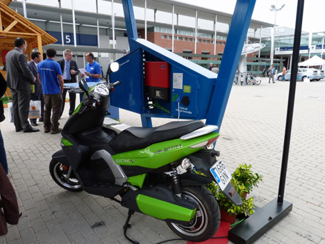 Moto cargando en una fotolinera