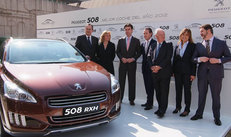 Foto del Peugeot premiado con las personalidades que acudieron al acto