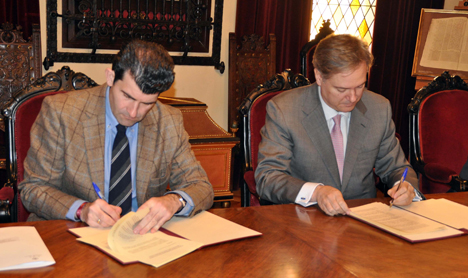 El alcalde de Alcalá de Henares (izda.) y el director territorial de Telefónica de España, firmando el acuerdo