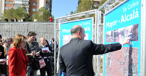 Ana Botella, alcaldesa de Madrid, recibe las explicaciones sobre el nuevo eje ciclista de Madrid