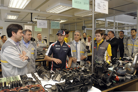 El piloto de Fórmula 1 Pastor Maldonado durante la visita a las instalaciones de Renault