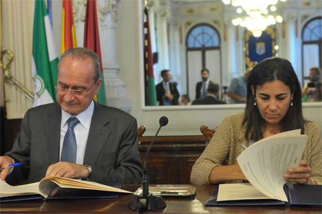 El alcalde de Málaga, Francisco de la Torre firma el acuerdo con la directora de Territorio Sur de Telefónica, María Jesús Amazor