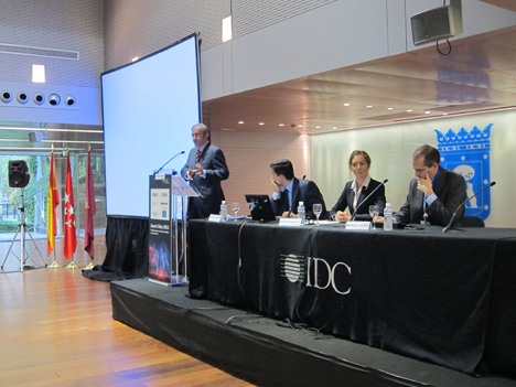 De izquierda a derecha: Javier Conde, del Ayuntamiento de Madrid, durante la apertura del evento Smart Cities 2012; Rafael Achaerandio; Rosa María Sanchís y Marcelo Soria.