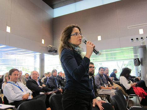 Público asistente al evento Smart Cities 2012 de IDC participando en las mesas redondas.