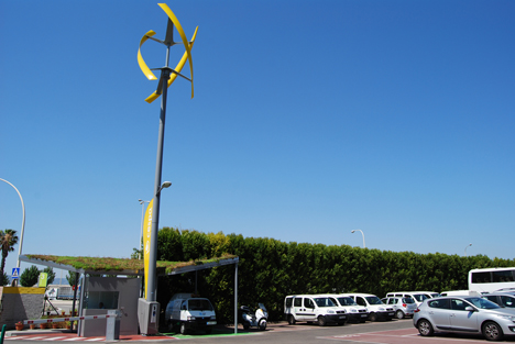 Estación de recarga eólica para vehículos eléctricos, Sany Skypump, instalada en Barcelona.