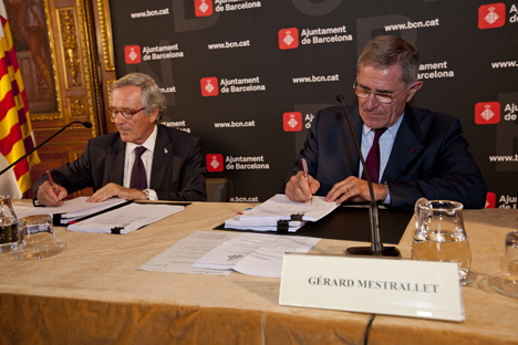 De izqd. a drch. Xavier Trias, Alcalde de Barcelona y Gerard Mestrallet, Presidente  Director de General de GDF SUEZ, firman la alianza en relación al City Protocol.