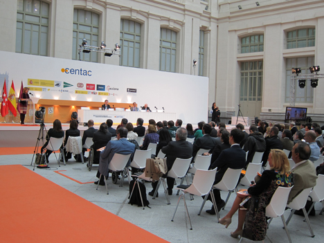 De izquierda a derecha: Ana Botella, alcaldesa de Madrid, exponiendo en el atril; y, sentados: Enrique Muñoz, representante de los patronos de CENTAC; Luis Cayo Pérez, del CERMI, y César Anton, Director General del IMSERSO.