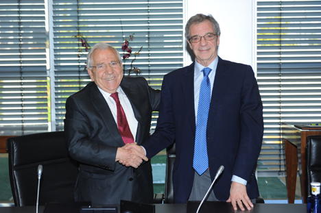 El Presidente de Telefónica, César Alierta, y el Presidente de FICOSA, Josep Maria Pujol suscriben el acuerdo entre dichas compañías.