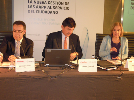 De izquierda a derecha: el Director Global de AA PP y Sanidad de Indra, Lorenzo Canales; el Presidente de la Asociación Española de Empresas de Consultoría, Manuel Pimentel, y la Directora de El Nuevo Lunes, Rosa del Río.