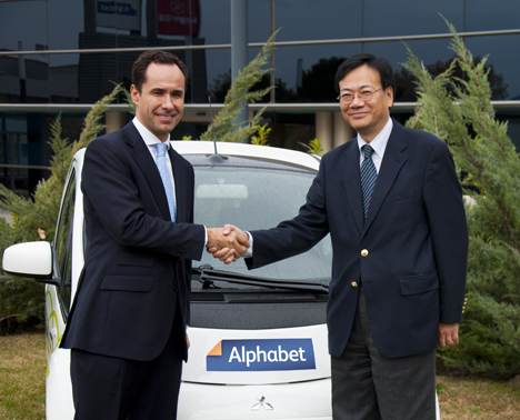 De izquierda a derecha: Jorge Bautista, Director General de Alphabet, y Susumu Maeda, Presidente en España de Mitsubishi.