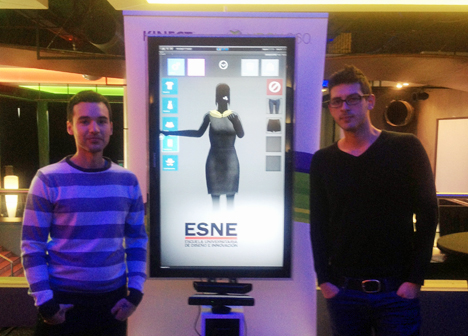 Jonathan Castro (izquierda) y Sergio Suarez (derecha), con el prototipo Kinect  Vestidor Virtual.
