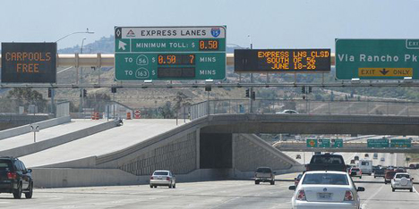 Carretera de San Diego con paneles informativos.