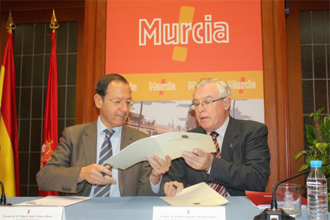de izquierda a derecha: Miguel Ángel Cámara, Alcalde del Ayuntamiento de Murcia, y  José Antonio Cobacho, Rector de la Universidad de Murcia.
