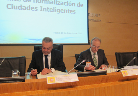 De izquierda a derecha: Víctor Calvo-Sotelo, Secretario de Estado de Telecomunicaciones y para la Sociedad de la Información, y Avelino Brito, Director General de AENOR.