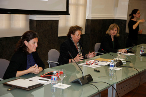 De izquierda a derecha: Beatriz Simón, Concejala del Ayuntamiento de Valencia; Rita Barberá, Alcaldesa del Ayuntamiento de Valencia; y Ana Albert, Concejala del Ayuntamiento de Valencia.