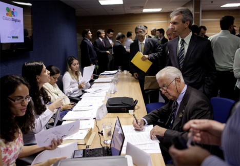 Firma del convenio entre el Ministerio de comunicación y 80 municipios de Brasil. Foto de  Herivelto Bautista.