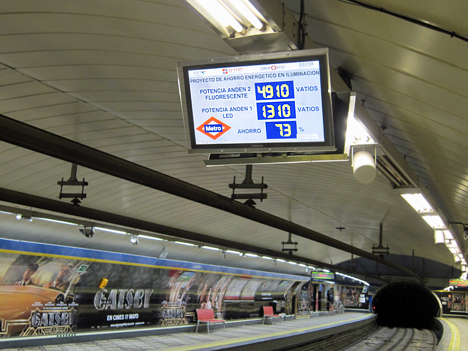 Panel informativo en la estación de Callao de Metro de Madrid.