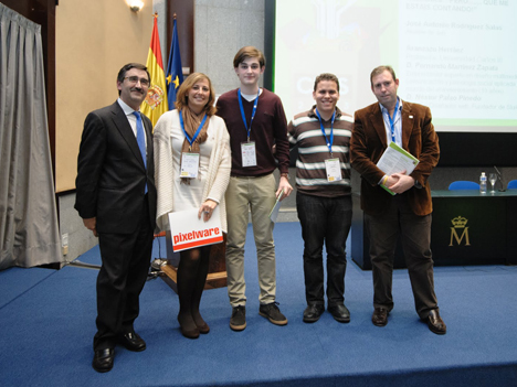 De izquierda a derecha: Miguel Ángel de Bas, Director del Club de Innovación; Pilar Aránzazu Herráez, Profesora de la Universidad Carlos III; Néstor Palao, UI/UX y Diseñador web, fundador de Sluik, de 15 años de edad; Fernando Martínez, emprendedor experto en diseño multimedia y comunicación y psicología social aplicada al mundo del entretenimiento, de 19 años, y José Antonio Rodríguez, Alcalde de Jun.