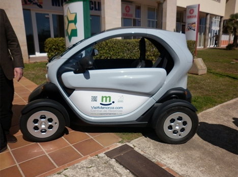 Renault Twizy 100% eléctrico en establecimiento hotelero de Menorca.