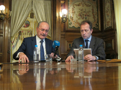 De izquierda a derecha: El Alcalde de Málaga, Francisco de la Torre, y el Presidente del club Málaga Valley, Javier Cremades