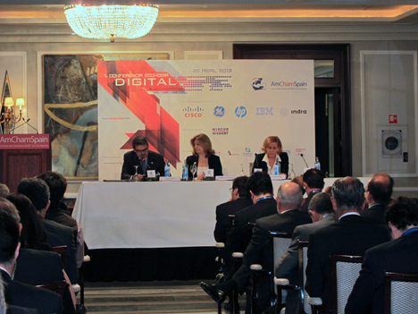 De izquierda a derecha: Jaime Malet, Presidente de AmChamSpain; Marta Martínez, Presidenta de IBM y Presidenta del Comité Digital Economy AmChamSpain, y Engracia Hidalgo, Secretaria de Estado de Empleo.