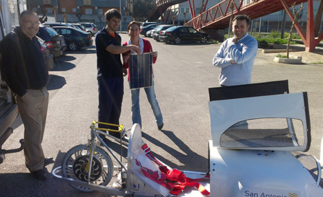 Estudiantes de la UCAM en el desarrollo del vehículo solar para la carrera internacional Shell Eco-Marathon.