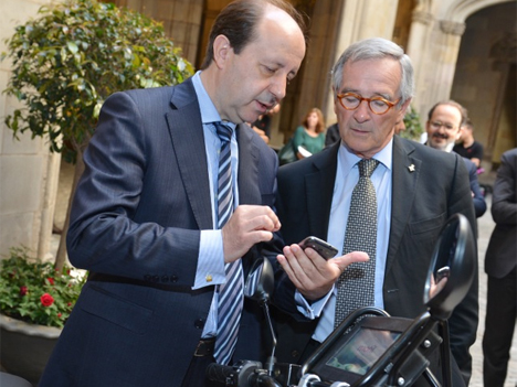 De izquierda a derecha: Gonzalo Alonso, Director General de Going Green, y Xavier Trias, Alcalde de Barcelona, realizan la prueba de cómo el Smartphone se convierte en llave del vehículo.