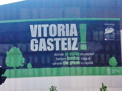 Cartel publicitario de Vitoria-Gasteiz visto desde el Renault Twizy de "Mi Ciudad Inteligente".
