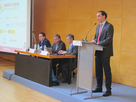 En la mesa, de izquierda a derecha: Javier Rodríguez, Director de ACOGEN; José Donoso, Director General de la Univón Fotovoltaica Española, y Santos de Paz, Director de ESEFICIENCIA, y, en el atril, Santiago Díez, Director Comercial de Matelec.