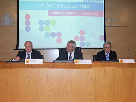 De izquierda a derecha: Borja Adsuara, Director General de Red.es; Víctor Calvo-Sotelo, Secretario de Estado de Telecomunicaciones y para la Sociedad de la Información, y Pedro Martín Jurado, Director del ONTSI