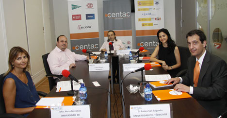 Nuria Mendoza (Universidad Castilla-La Mancha), Jesús Álvarez (Technosite), Juan Carlos Ramiro (moderador Centac), Maite Fernández-Reinares (Fundación Universia) y Rubén San-Segundo (Universidad Politécnica de Madrid).