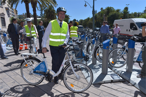 Francisco de la Torre, Alcalde de Málaga, presentando el servicio de préstamo de bicicletas.