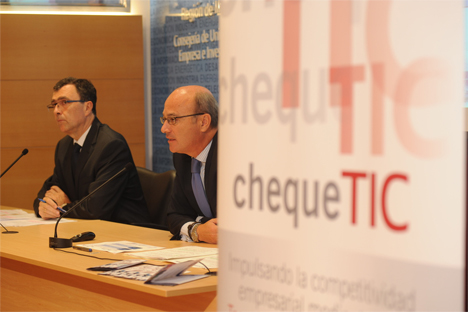 El consejero de Industria, Empresa e Innovaci&oacute;n, Jos&eacute; Ballesta, junto con el director del Instituto de Fomento, Juan Hern&aacute;ndez