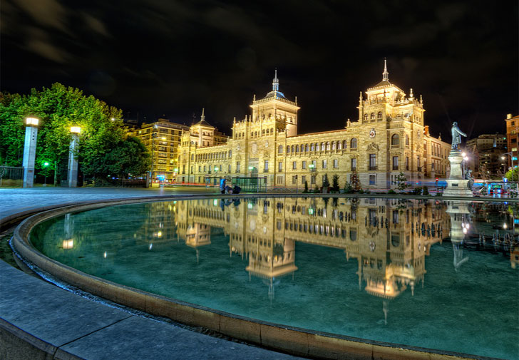 Plaza de Zorrilla, Valladolid, iluminada por Philips