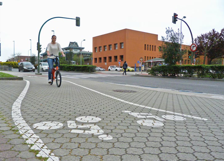 Bicicleta eléctrica en el campus de la Universidad de Cantabria