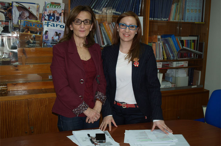 Luz María Fernández, a la izquierda, y María Paz de Blas, profesoras de la UPSA.