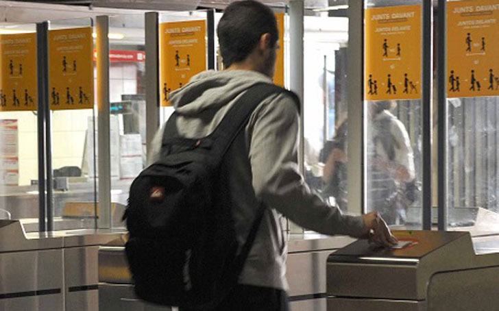 Un joven usa su pase para entrar en el metro de Valencia