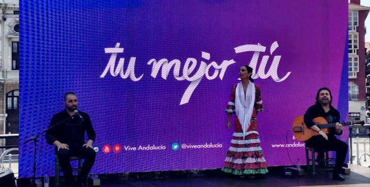 Imagen promocional de turismo de Andalucía con un grupo flamenco
