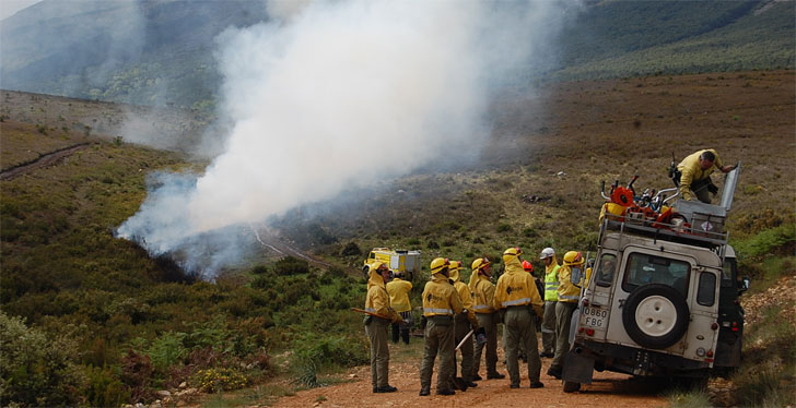 Un equipo de bomberos actúa en un incendio 