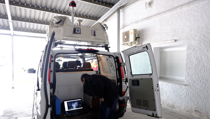 Uno de los sistemas tecnológicos que se usa para el estudio, instalado en un vehículo 