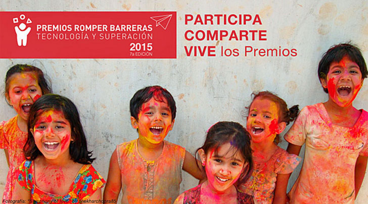 Niños sonriendo junto al letrero Premios Romper Barreras