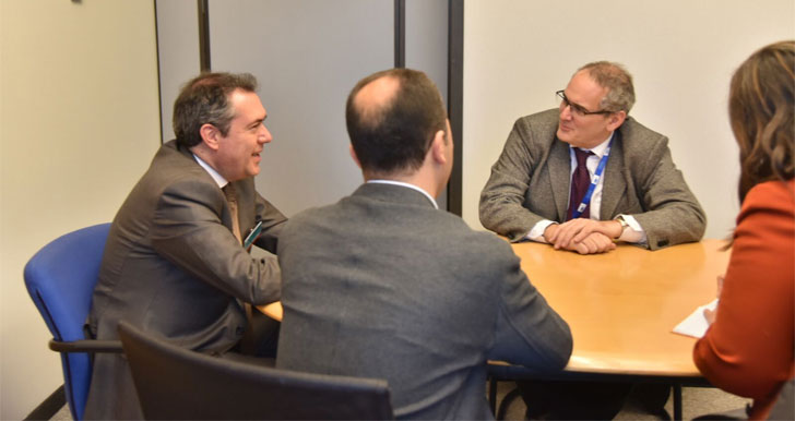 El alcalde de Sevilla, Juan Espadas, reunido con personal de la Unión Europea